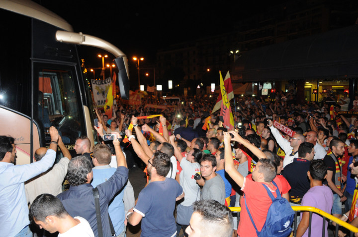 Il pullman del Messina assediato dai tifosi giallorossi