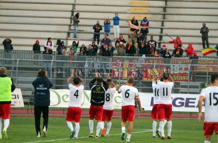 Il saluto dei calciatori ai tifosi giunti a Melfi