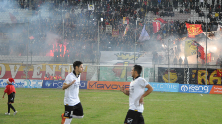 Messina-Akragasa, luninarie in Curva