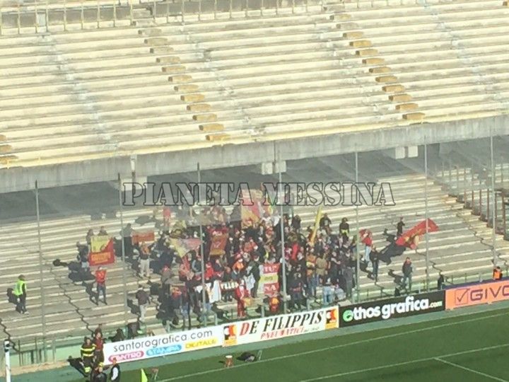 Una veduta dalla tribuna dei tifosi messinesi all'Arechi